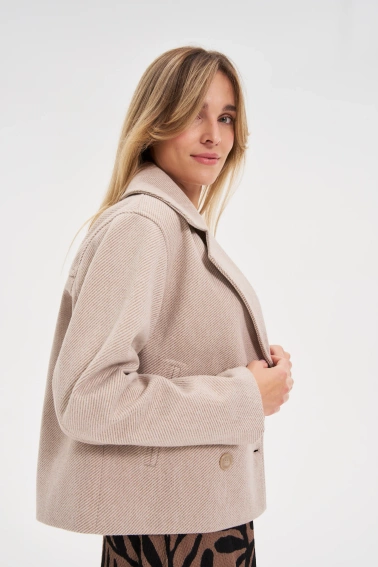 Krótki beżowy płaszcz