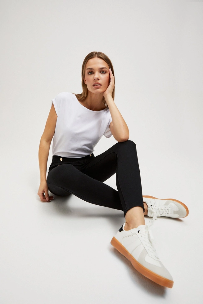 Jeansy z ozdobnymi guzikami