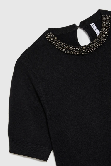 Sweter z ozdobnym dekoltem czarny