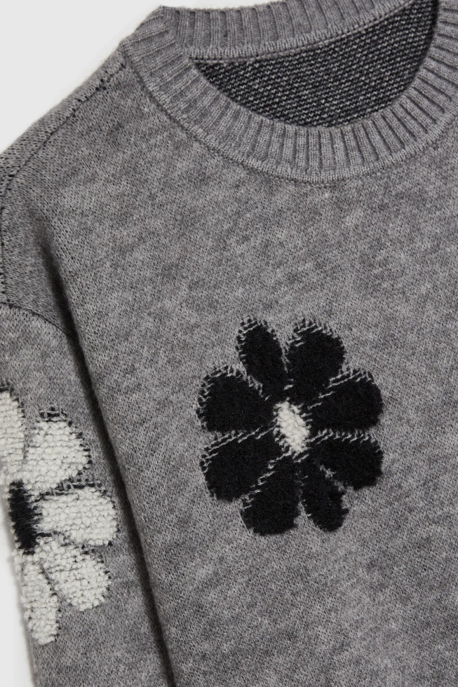 Sweter w kwiaty szary