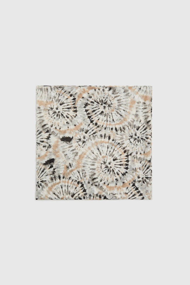 Wzorzysty szal beżowy