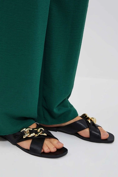 Klapki z ozdobnym łańcuchem