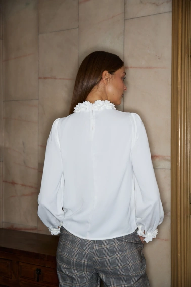 Koszula z ozdobnym dekoltem biała