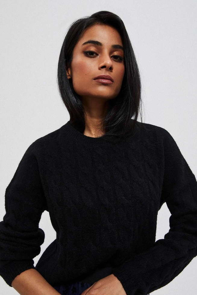 Sweter z ozdobnym splotem i okrągłym dekoltem czarny