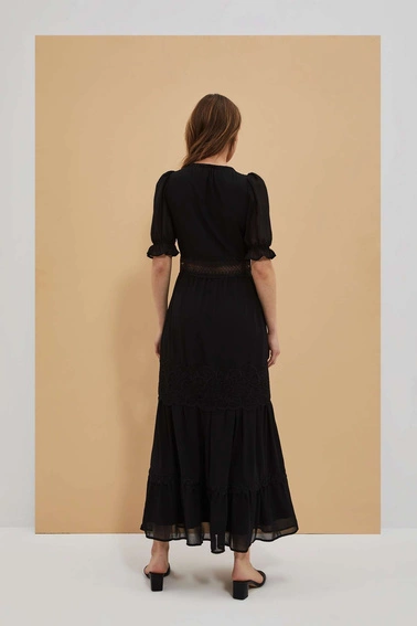 Sukienka maxi boho z koronką czarna