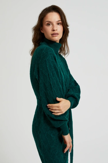 Dzianiowa sukienka z golfem i bufiastymi rękawami zielona