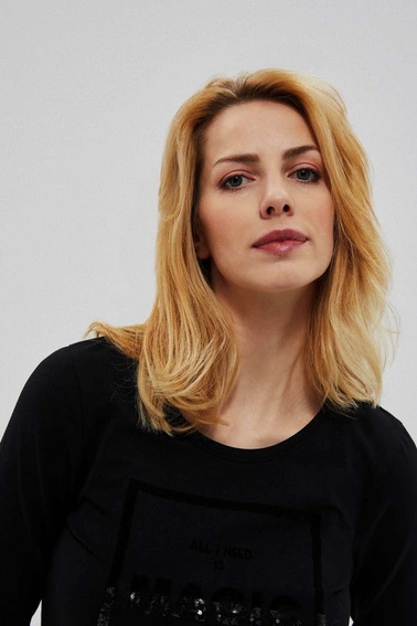 Bluzka z cekinowym napisem czarna