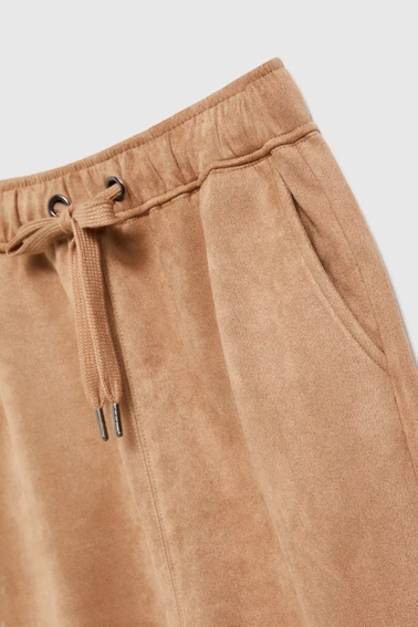 Spódnica o długości przed kolano