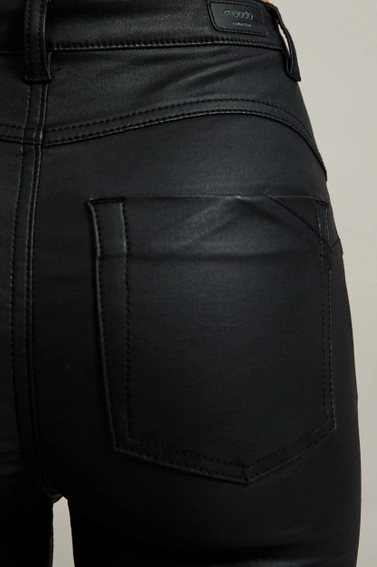 Woskowane spodnie rurki czarne