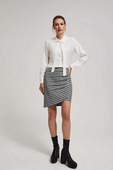 Koszula z wiązanym dekoltem i ozdobnymi guzikami perłowa