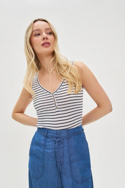 Top w paski z guzikami biały
