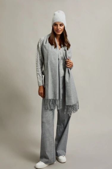 Gładki szalik z frędzlami jasnoszary