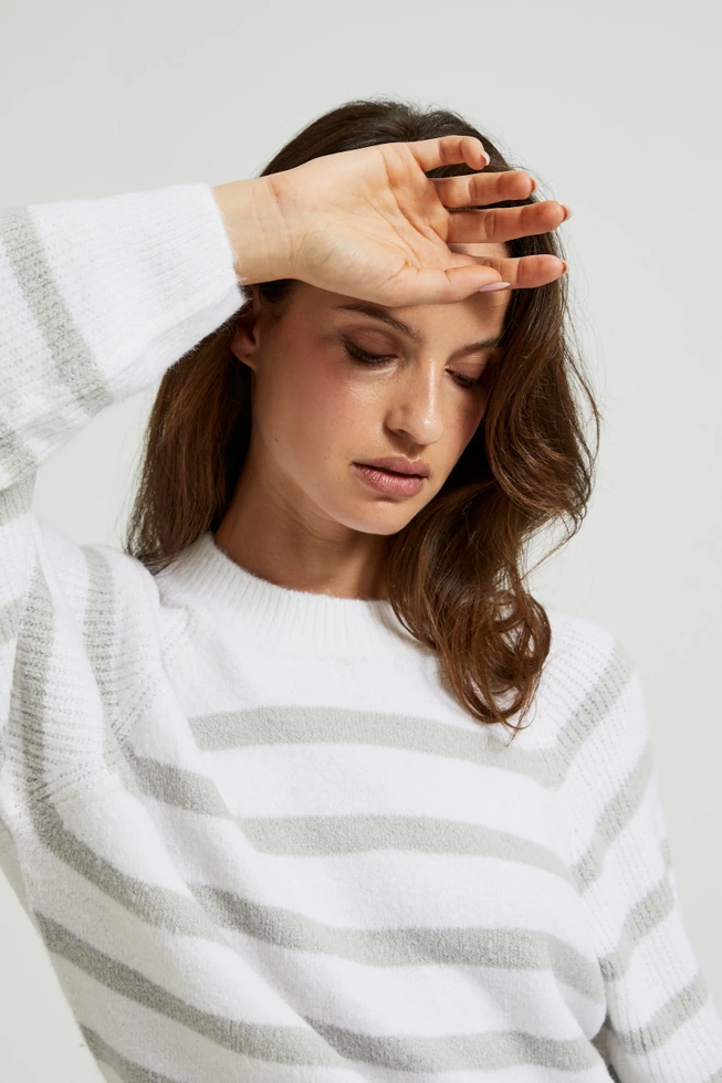 Sweter w szare paski biały