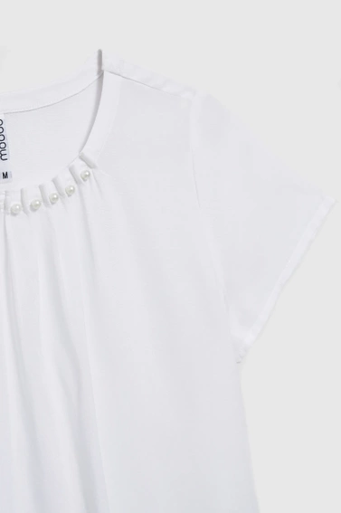 Koszula ozdobiona koralikami na dekolcie biała