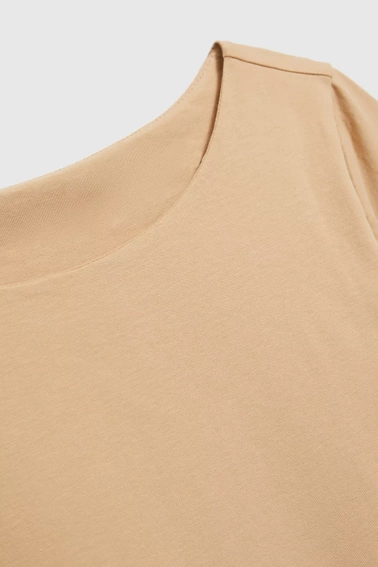 Gładka dopasowana bluzka z krótkimi rękawami beżowa 