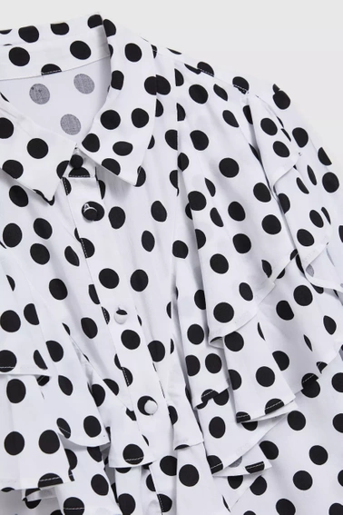 Koszula z falbaną i długimi rękawami ze wzorem kropek czarno-biała