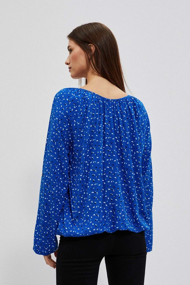 Wzorzysta koszula z dekoltem w łódkę niebieska