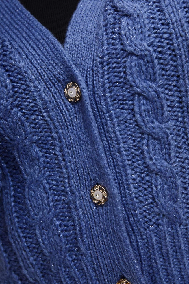 Sweter damski w warkoczowy splot