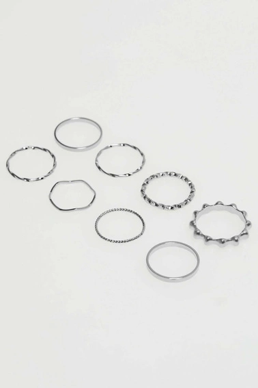 Zestaw delikatnych pierścionków w kolorze srebrnym