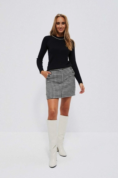 Sweter z ozdobnymi perełkami