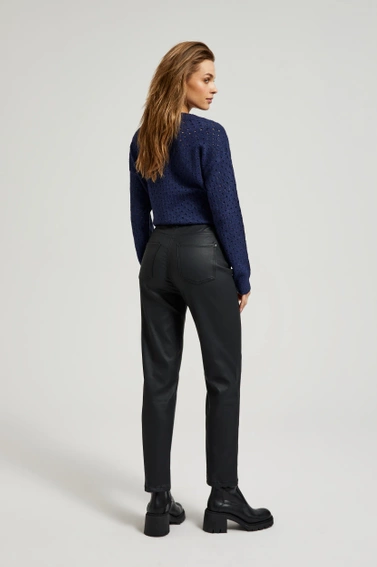 Woskowane spodnie z prostymi nogawkami czarne