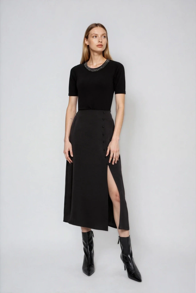 Sweter z ozdobnym dekoltem czarny