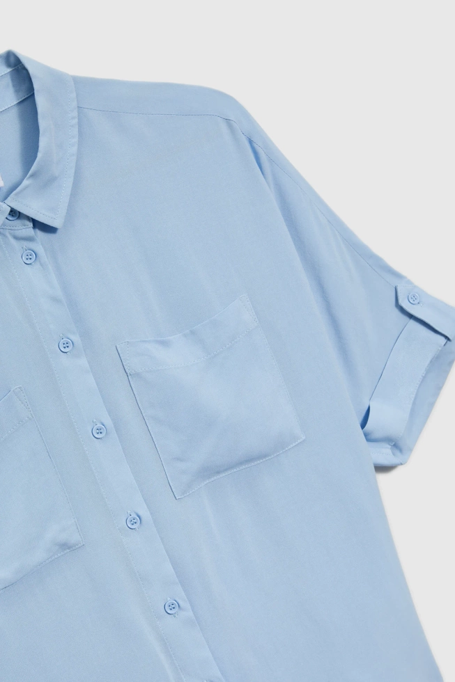 Wiskozowa koszula z krótkimi rękawami blękitna