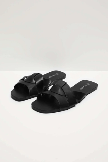 Klapki na płaskiej podeszwie