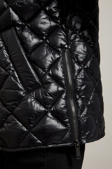 Krótka pikowana kurtka z kapturem czarna