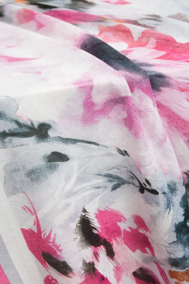 Letni szal z delikatnymi frędzlami różowy