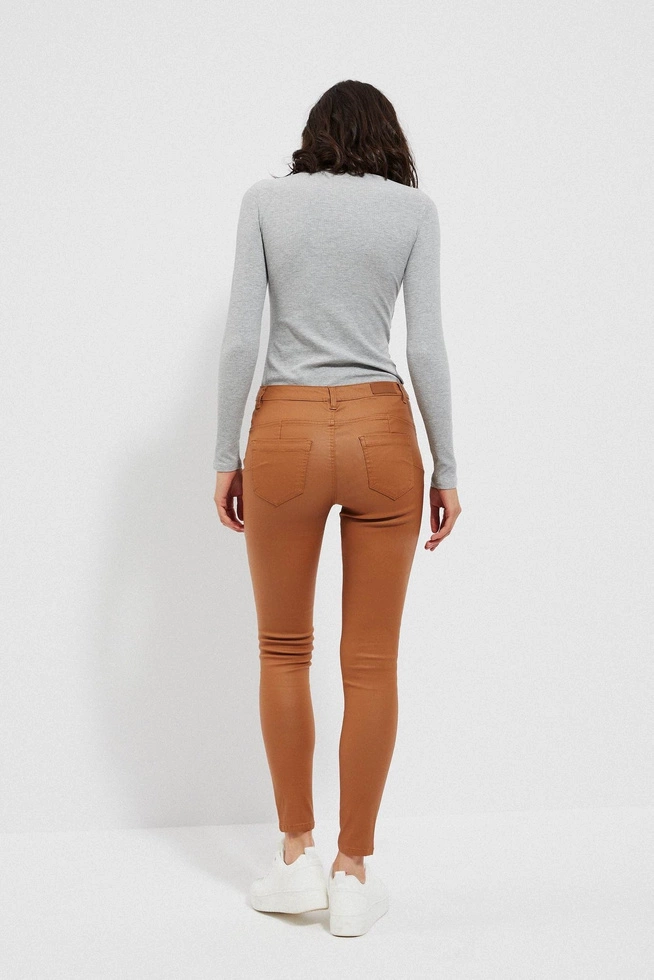 Woskowane spodnie o dopasowanym kroju karmelowe