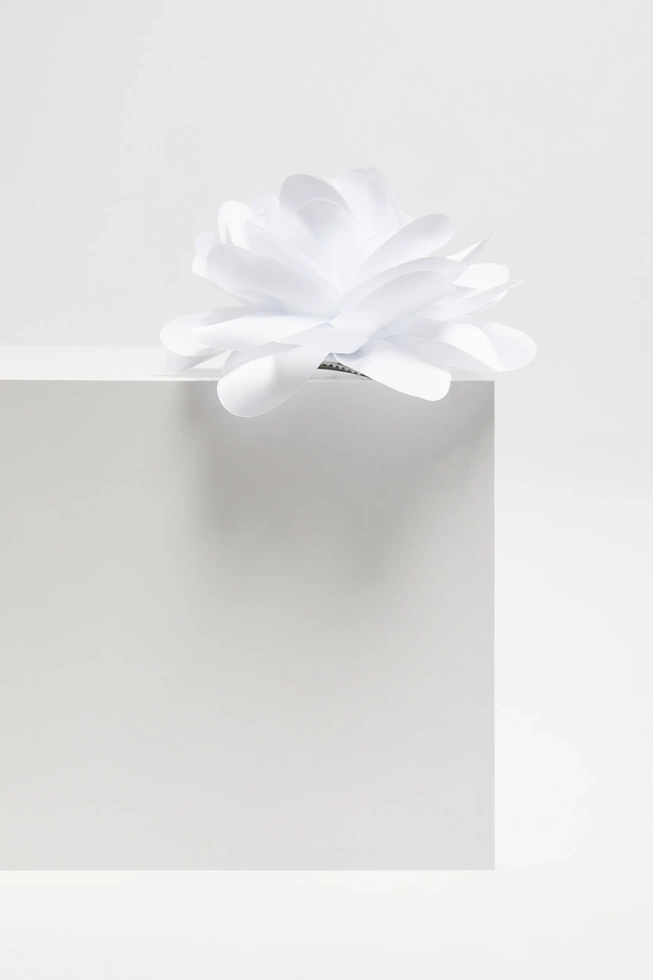Broszka z materiałowym kwiatem biała