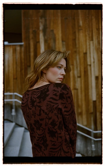 Sweter w roślinny wzór brązowy