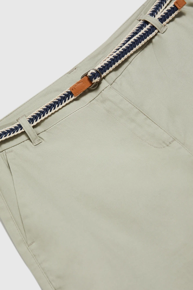 Bawełniane szorty z paskiem oliwkowe