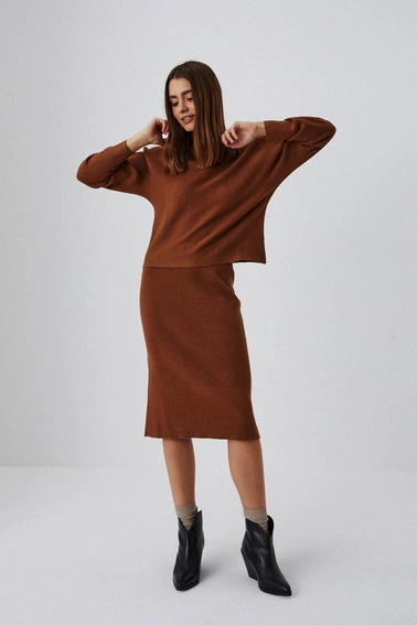 Prążkowana spódnica midi z dzianiny