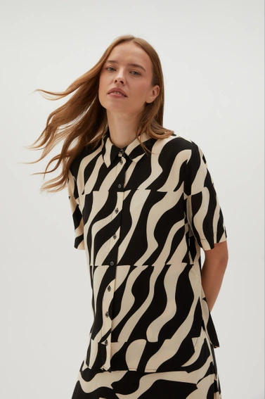 Wiskozowa koszula z krótkimi rękawami czarna