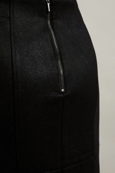 Ołówkowa spódnica o długości przed kolano czarna