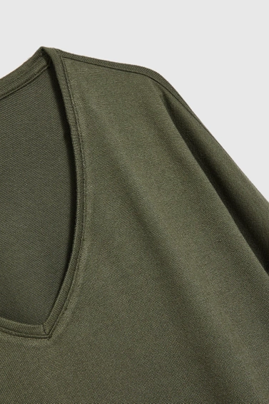 Sweter z dekoltem w serek i obniżoną linią ramion oliwkowy