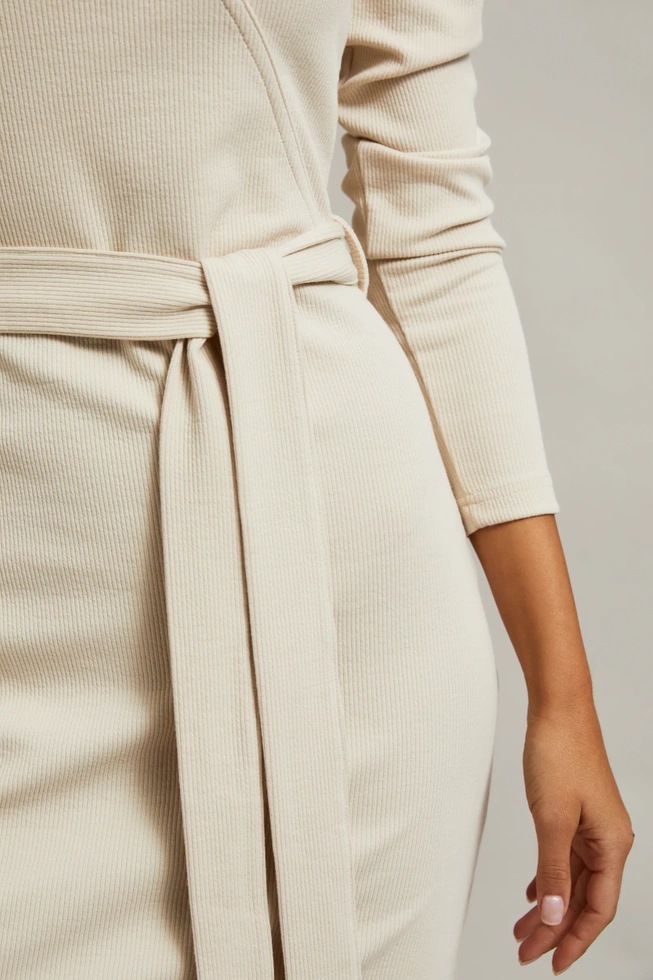 Dzianinowa sukienka o dopasowanym fasonie beżowa