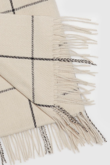 Szal w kratę z frędzlami beżowy