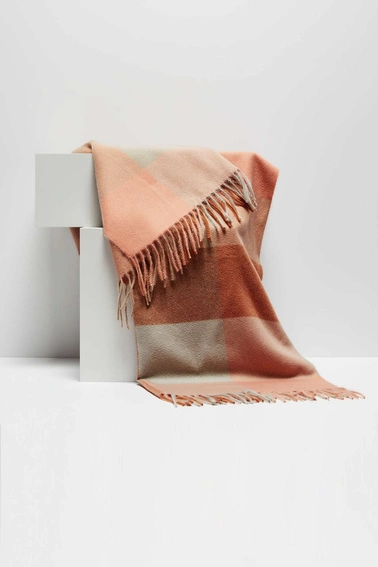 Szal w kratkę z frędzlami ciemno koralowy