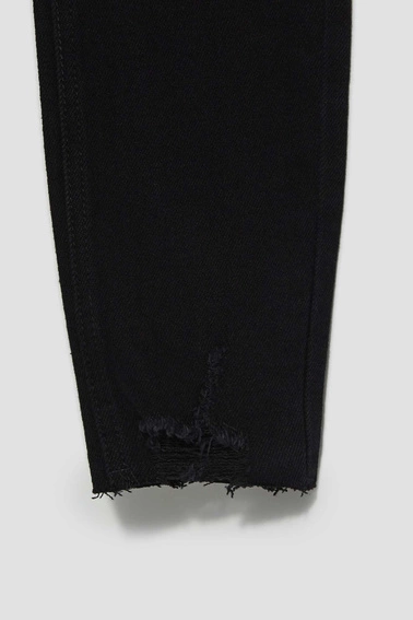 Dopasowane jeansy z postrzępioną nogawką