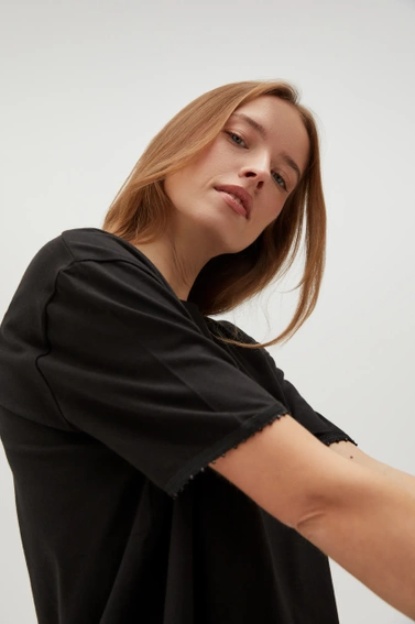 Bluzka z koralikami na rękawach czarna 