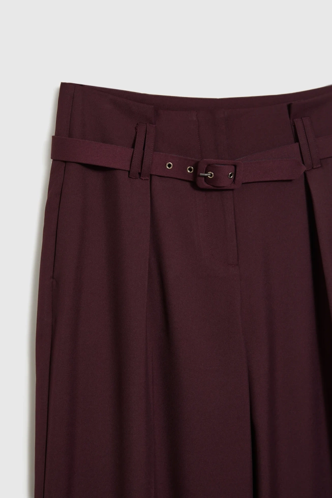 Spodnie w kant z paskiem burgundowe