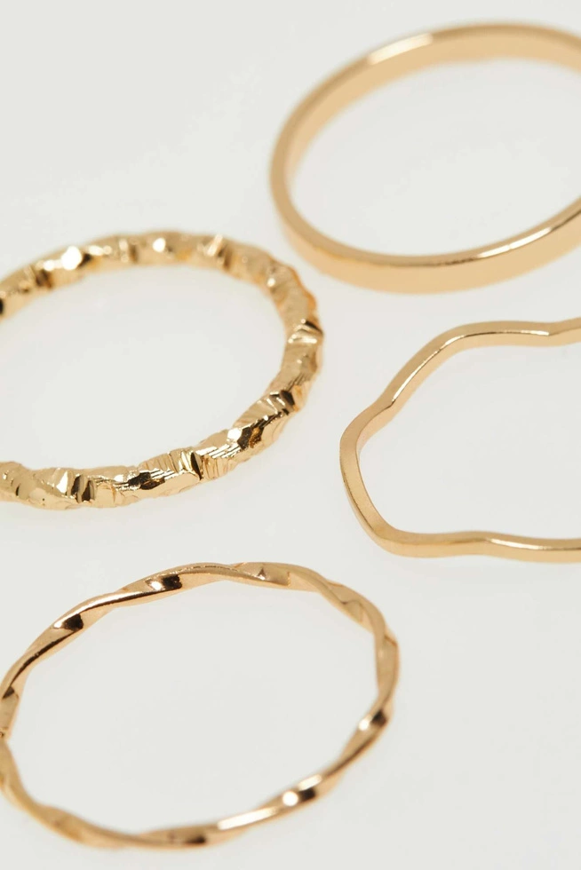 Zestaw delikatnych pierścionków w kolorze złota