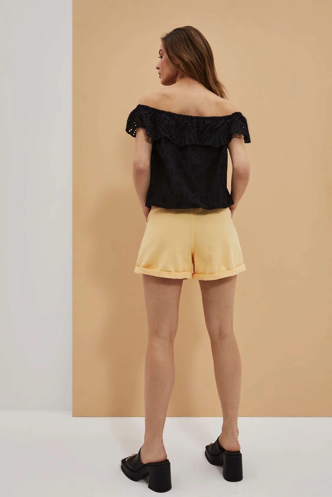 Szorty z podwiniętą nogawką