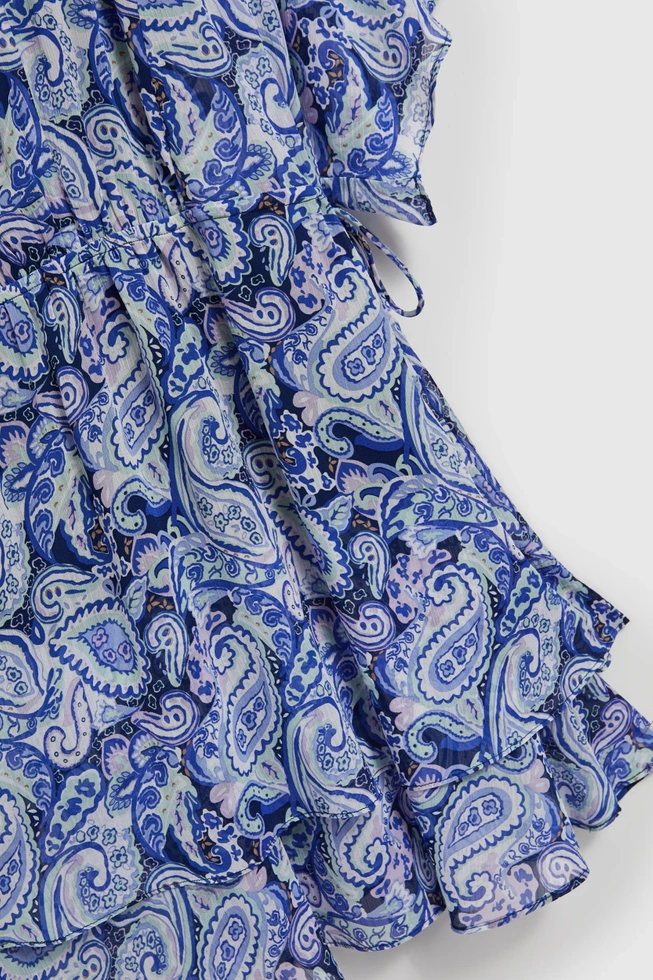 Wzorzysta sukienka przed kolana niebieska