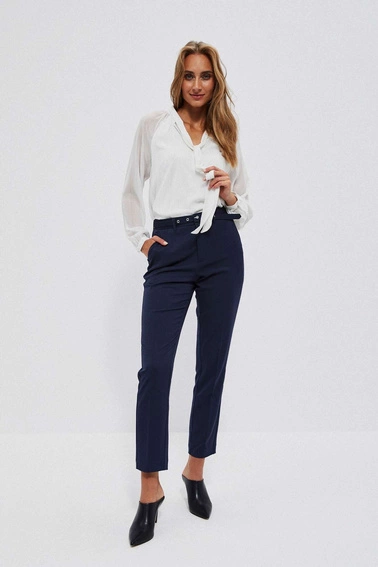 Koszula z wiązanym dekoltem w serek i bufiastymi rękawami perłowa