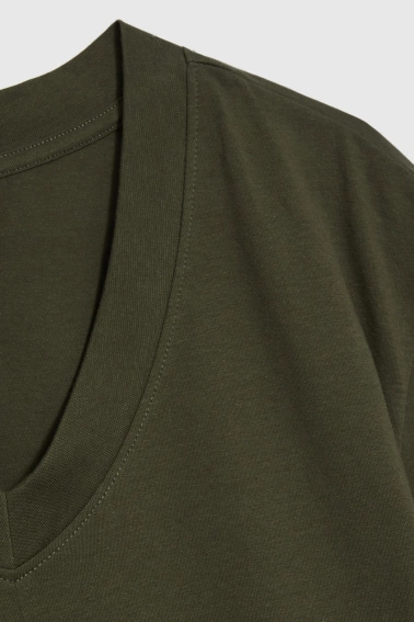 T-shirt z dekoltem w serek oliwkowy