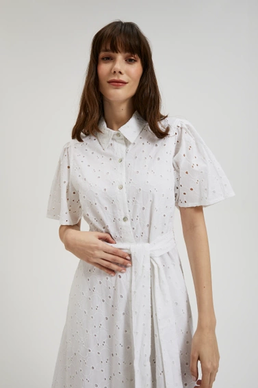 Ażurowa sukienka z wiązaniem w talii biała